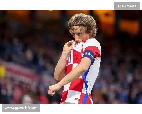 终场哨响，克罗地亚老将莫德里奇跪地掩面